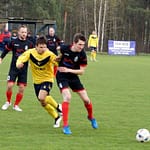 DSC06Warta Działoszyn (stroje żółto-czarne) - Zawisza Pajęczno (czarno-czerwone)
