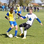 KS Radoszewice (stroje żółto-niebieskie) - Unia II Sulmierzyce (stroje biało czarne)